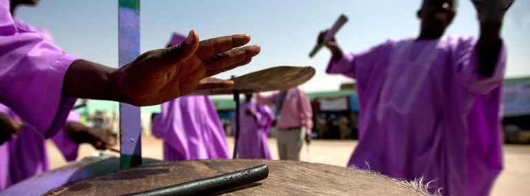 فتاة تشعر بالسعادة وتستمتع بالطبيعة- أرشيفية