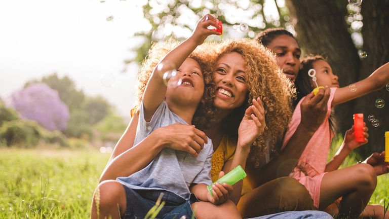 فتاة تشعر بالسعادة وتستمتع بالطبيعة- أرشيفية