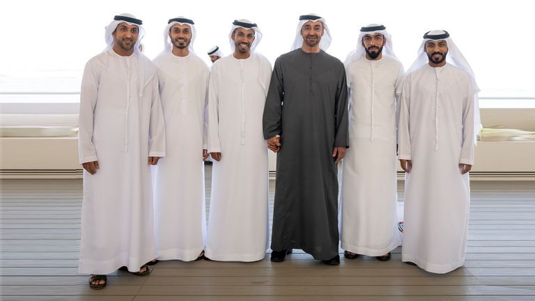 الشيخ محمد بن زايد آل نهيان رئيس دولة الإمارات مع طاقم الحكام الإماراتي في كأس العالم 2022 الشيخ محمد بن زايد آل نهيان رئيس دولة الإمارات