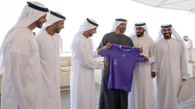 الشيخ محمد بن زايد آل نهيان رئيس دولة الإمارات مع طاقم الحكام الإماراتي في كأس العالم 2022 الشيخ محمد بن زايد آل نهيان رئيس دولة الإمارات