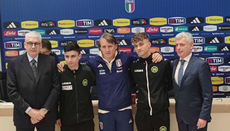 مانشيني والحكام روبرتو مانشيني مدرب منتخب إيطاليا