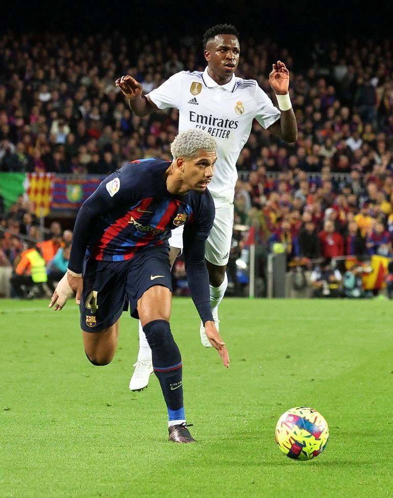 رونالد أراوخو مدافع برشلونة فريق برشلونة