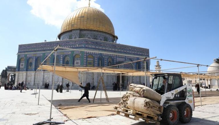 جانب من عمليات تركيب المظلات في المسجد الأقصى