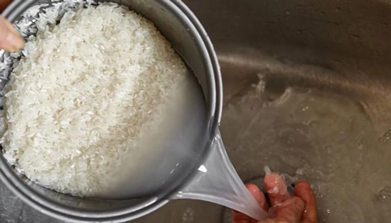 ينبغي استخدام ماء الأرز بمعدل مرة كل أسبوعين