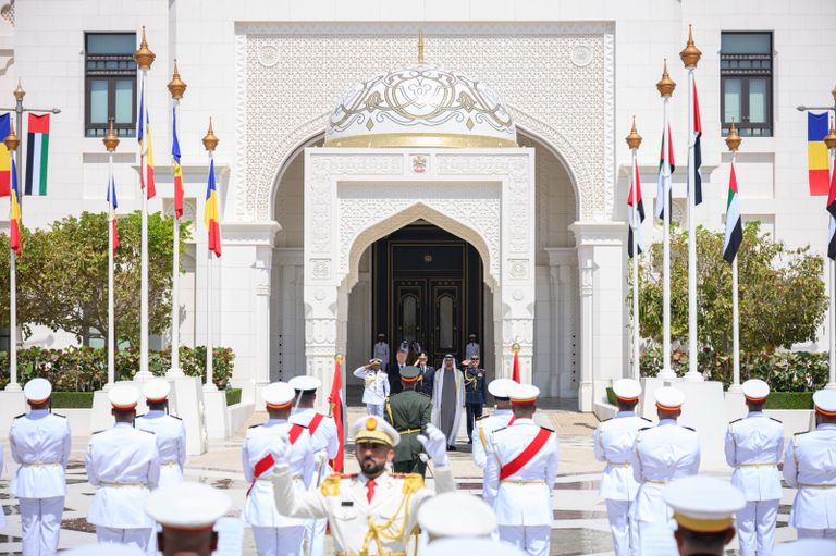 جانب من لقاء الشيخ محمد بن زايد آل نهيان ورئيس رومانيا