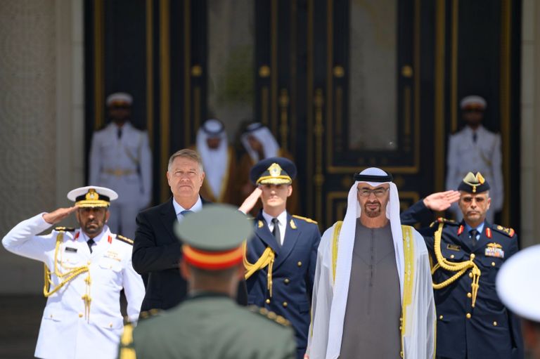 جانب من لقاء الشيخ محمد بن زايد آل نهيان ورئيس رومانيا