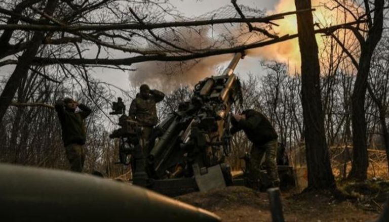 جنود أوكرانيون يطلقون إحدى قذائف على مواقع روسية