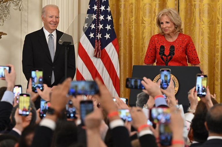 زوجة بايدن تتحدث خلال الاحتفال بايدن وزوجته خلال الاحتفال