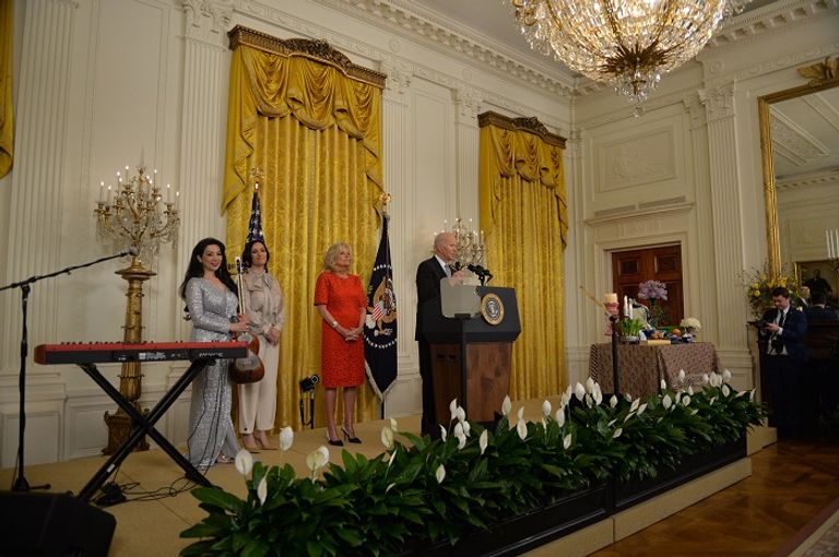 جانب من الاحتفال بايدن وزوجته خلال الاحتفال