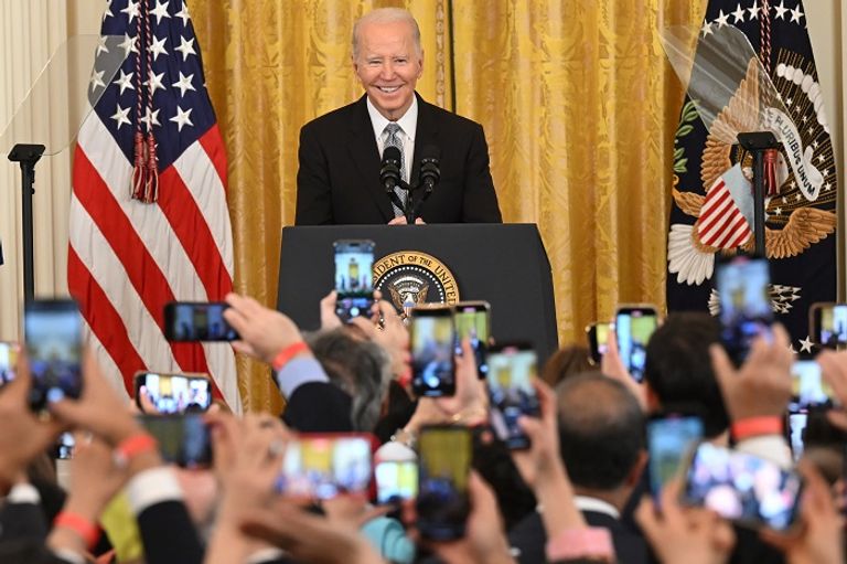 بايدن خلال الاحتفال بايدن وزوجته خلال الاحتفال