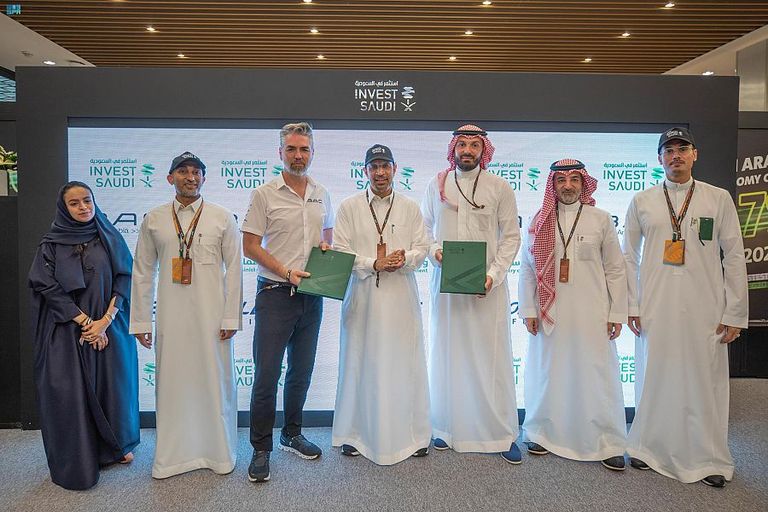 جانب من توقيع الاتفاقيات خلال المسابقة