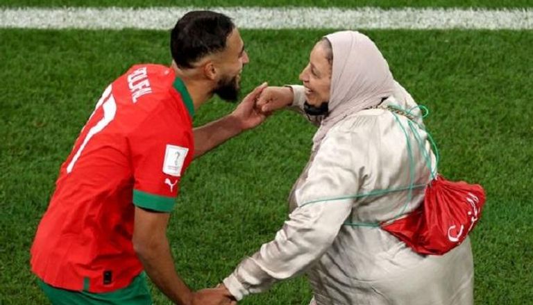 سفيان بوفال مع والدته في كأس العالم 2022