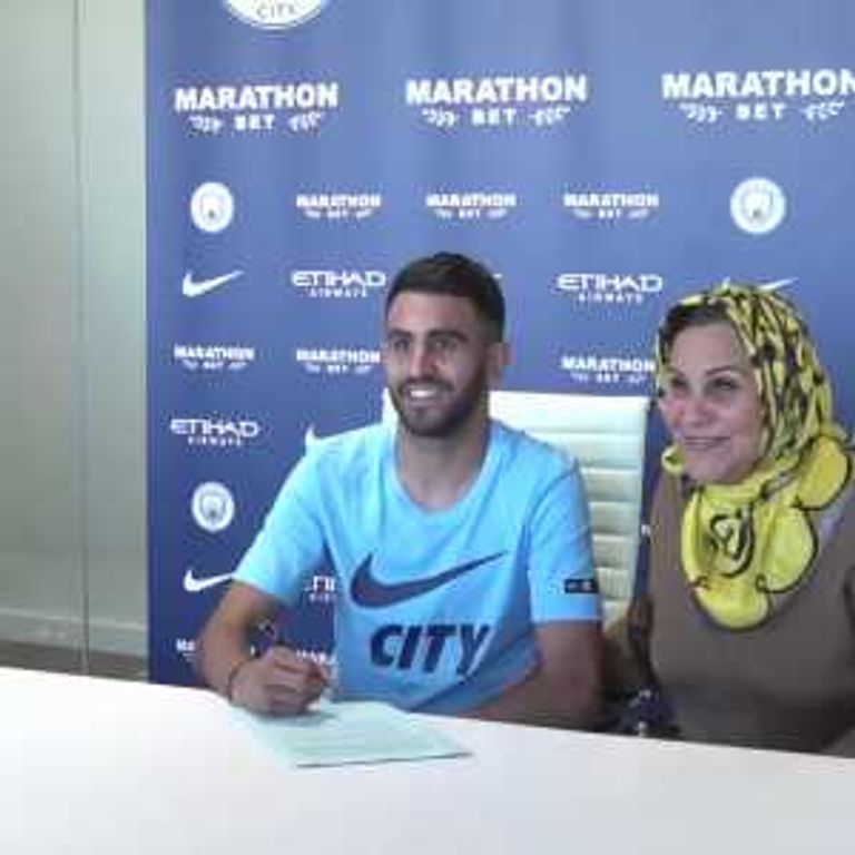 رياض محرز مع والدته عند الانتقال إلى مانشستر سيتي سفيان بوفال مع والدته في كأس العالم 2022