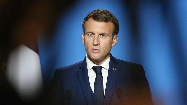 محتجون يرفعون مجسما ورقيا لماكرون في باريس