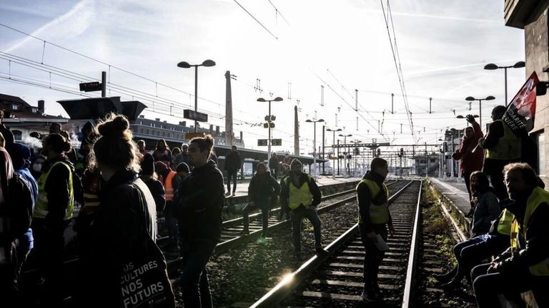 محتجون يرفعون مجسما ورقيا لماكرون في باريس