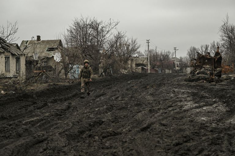 جندي أوكراني يختبئ بخندق قرب باخموت