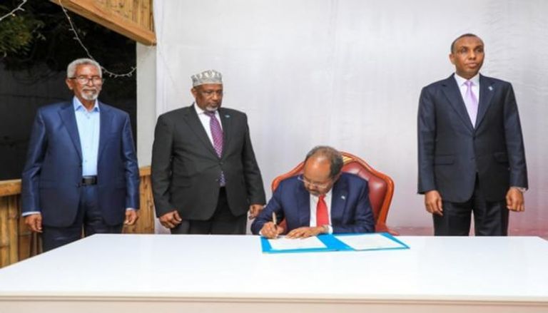 جانب من توقيع الرئيس الصومالي على القوانين