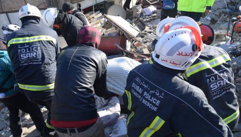 فريق إنقاذ إماراتي ينتشل أحد الناجين من تحت الأنقاض في تركيا