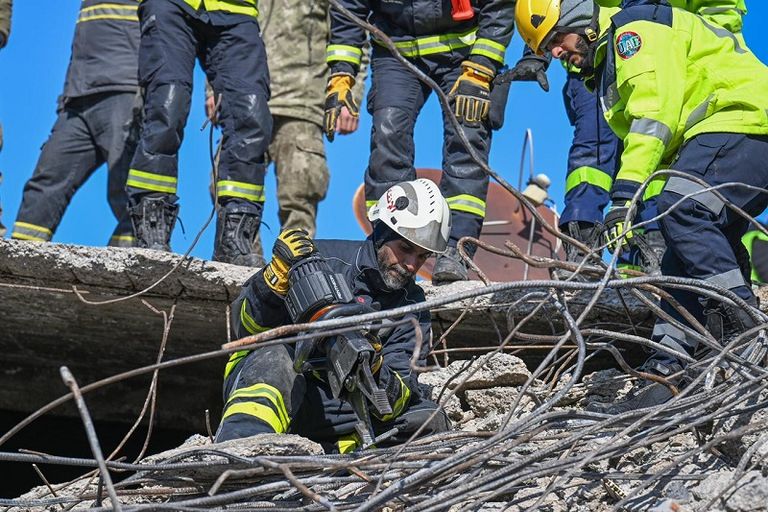 فريق إنقاذ إماراتي ينتشل أحد الناجين من تحت الأنقاض في تركيا