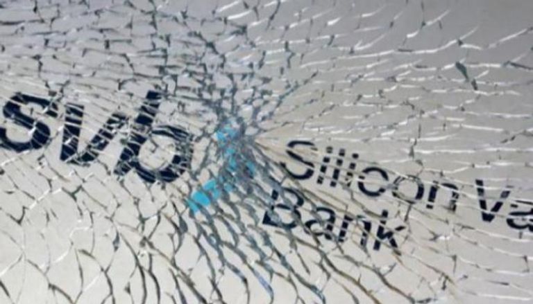 شعار سيليكون فالي يظهر من خلال زجاج مكسور - رويترز