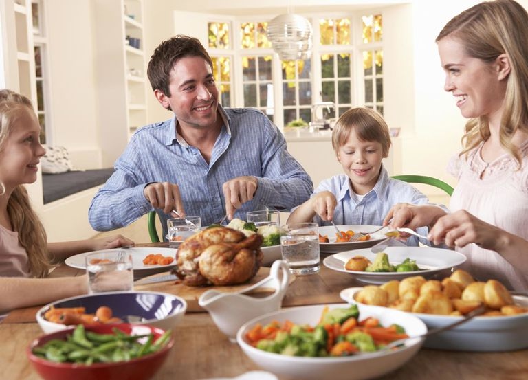 أسرة تجتمع على مائدة الطعام- أرشيفية