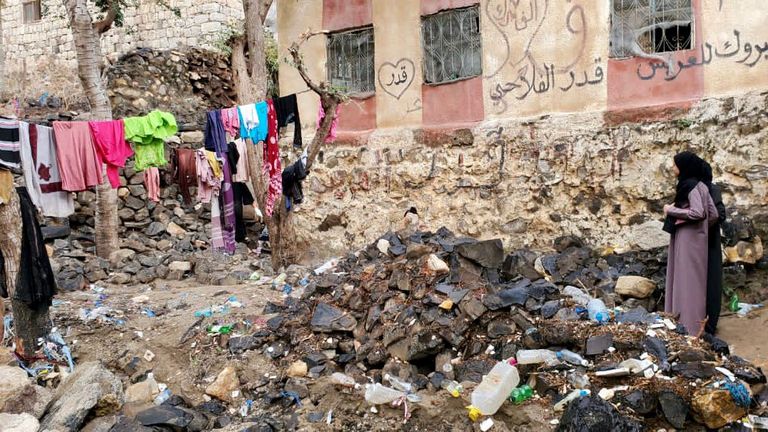 منزل دمرته السيول بتعز