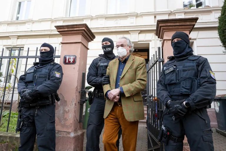 لحظة اعتقال أحد المشتبه بهم