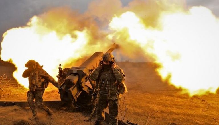 جنود أوكرانيون يطلقون نيران مدفع هاوتزر على مواقع روسية قرب باخموت بشرق أوكرانيا