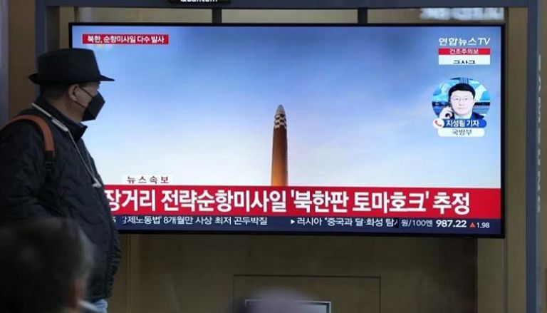 مواطن في كوريا الجنوبية يشاهد تجربة إطلاق كوريا الشمالية صاروخ كروز