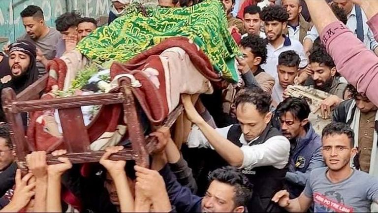 مشاهد مؤثرة من جنازة الناشط المكحل في إب