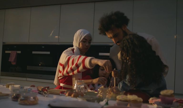 صلاح وزوجته ماغي في إعلان