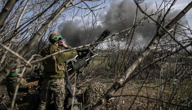جندي أوكراني يطلق من مدفع هاوتزر
