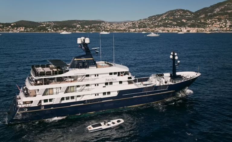 يخت "بيرني إكليستون" يخت