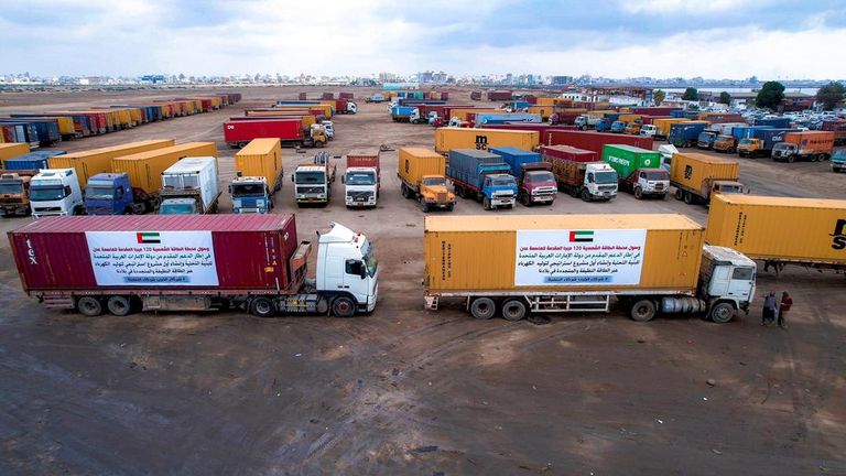 أول وأكبر محطة طاقة شمسية جانب من وصول أجزاء المحطة الشمسية