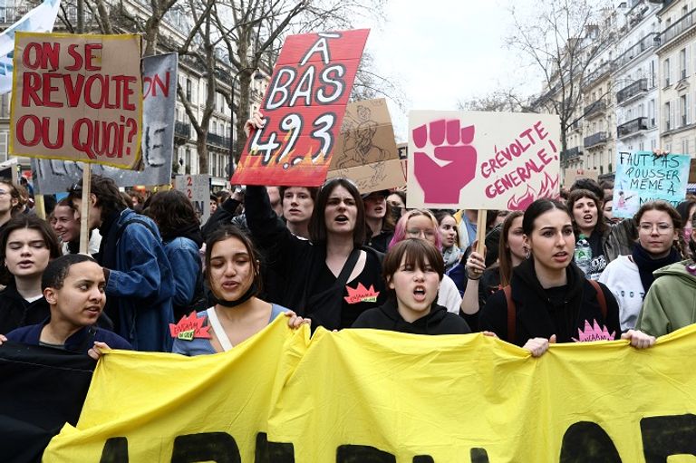 جانب من المظاهرات المعارضة لإصلاح نظام التقاعد بفرنسا - رويترز متظاهرون يشعلون النار في شوارع فرنسا احتجاجا على إصلاح نظام التقاعد