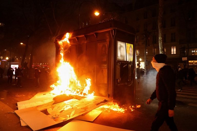 جانب من المظاهرات المعارضة لإصلاح نظام التقاعد بفرنسا - رويترز متظاهرون يشعلون النار في شوارع فرنسا احتجاجا على إصلاح نظام التقاعد