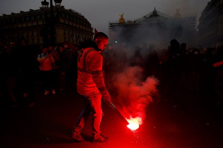 جانب من المظاهرات المعارضة لإصلاح نظام التقاعد بفرنسا - رويترز متظاهرون يشعلون النار في شوارع فرنسا احتجاجا على إصلاح نظام التقاعد
