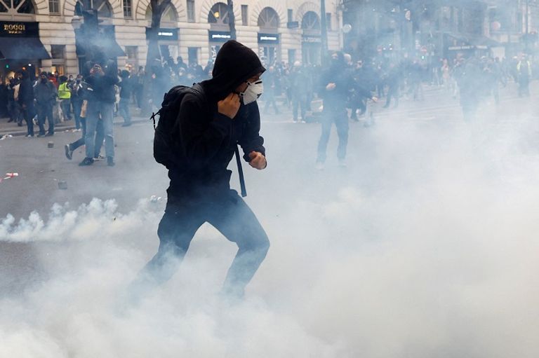 جانب من المظاهرات المعارضة لإصلاح نظام التقاعد بفرنسا - رويترز متظاهرون يشعلون النار في شوارع فرنسا احتجاجا على إصلاح نظام التقاعد
