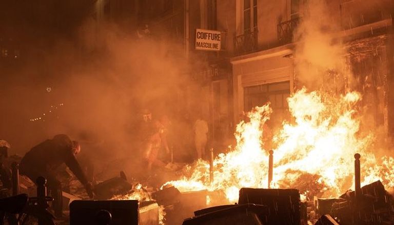 متظاهرون يشعلون النار في شوارع فرنسا احتجاجا على إصلاح نظام التقاعد