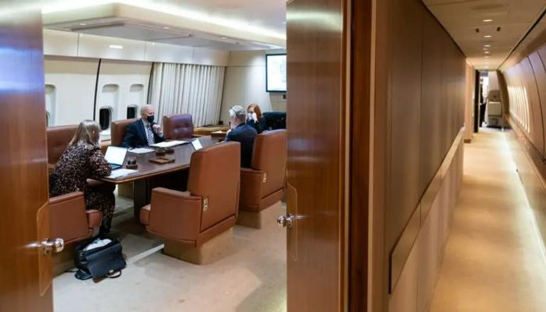 بايدن خلال اجتماع على متن الطائرة الرئاسية الطائرة الرئاسية الأمريكية