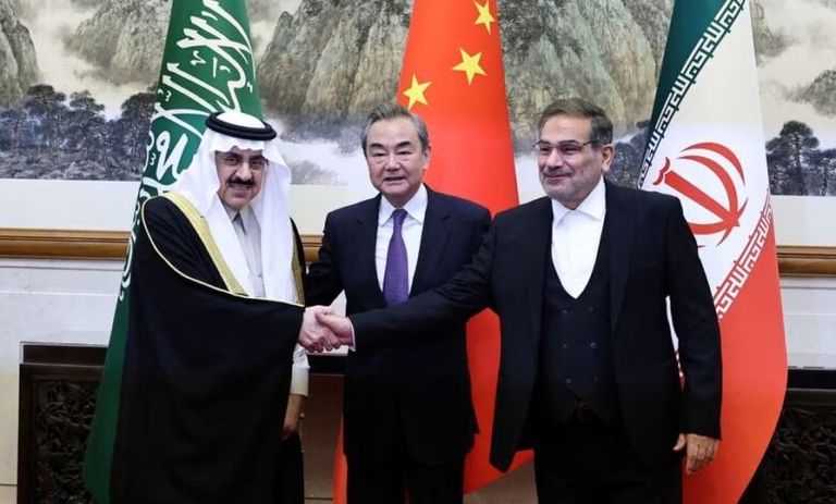 جانب من مراسم توقيع الاتفاق السعودي الإيراني السفير السعودي بطاجيكستان وليد بن عبد الرحمن الرشيدان مع نظيره الإيراني