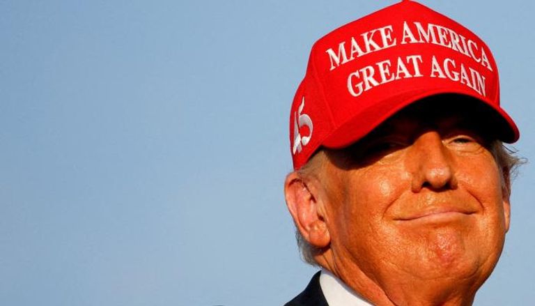 الرئيس الأمريكي السابق دونالد ترامب يرتدي القبعة الشهيرة لحملته الانتخابية