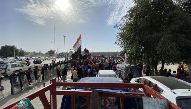 محتجون عراقيون عند أبواب المنطقة الرئاسية
