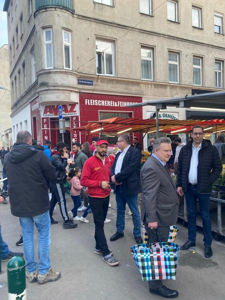 باعة عرب وعميلة نمساوية في السوق