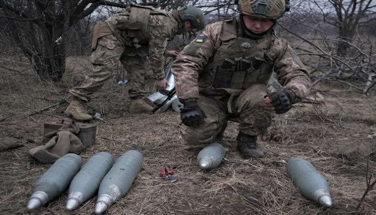جنود أوكرانيون يعدون قذائف مدفعية 122 ملم بالقرب من باخموت بشرق أوكرانيا 