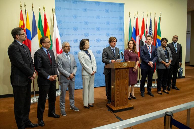 السفيرة لانا زكي المندوبة الدائمة لدولة الإمارات لدى الأمم المتحدة خلال لقائها وكيل الأمين العام مارتن غريفيث