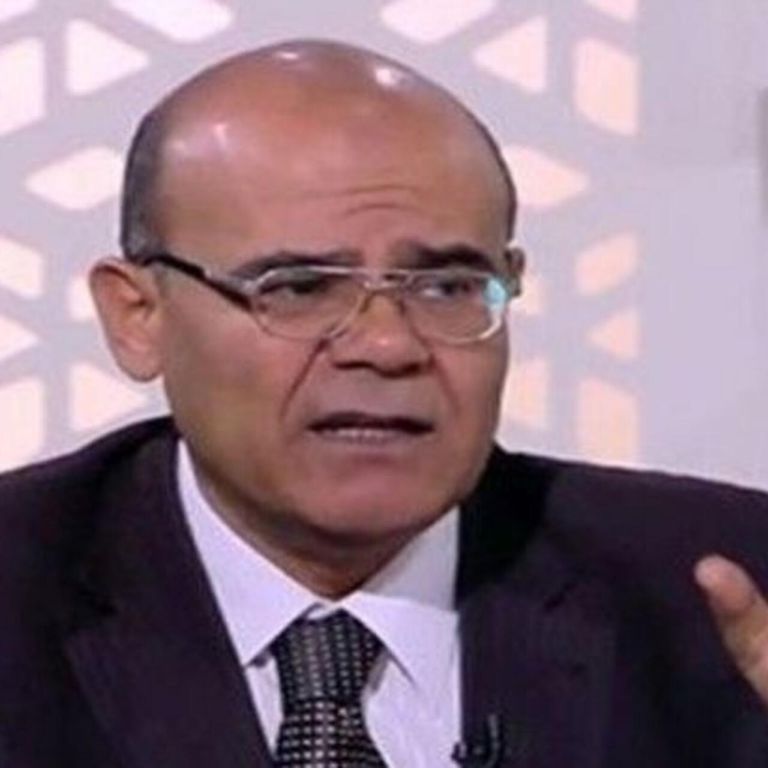 سيدة تعاني آلام الرأس