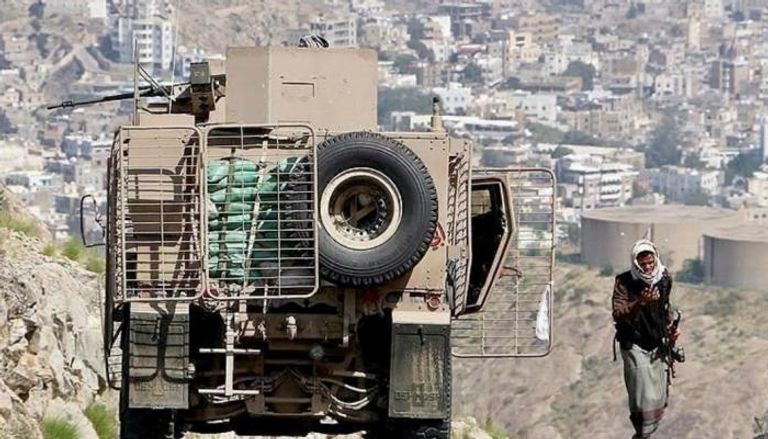 جندي يمني إلى جانب آلية عسكرية - أرشيفية
