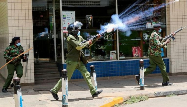 قوات الأمن الكينية تطلق قنابل مسيلة للدموع على محتجين