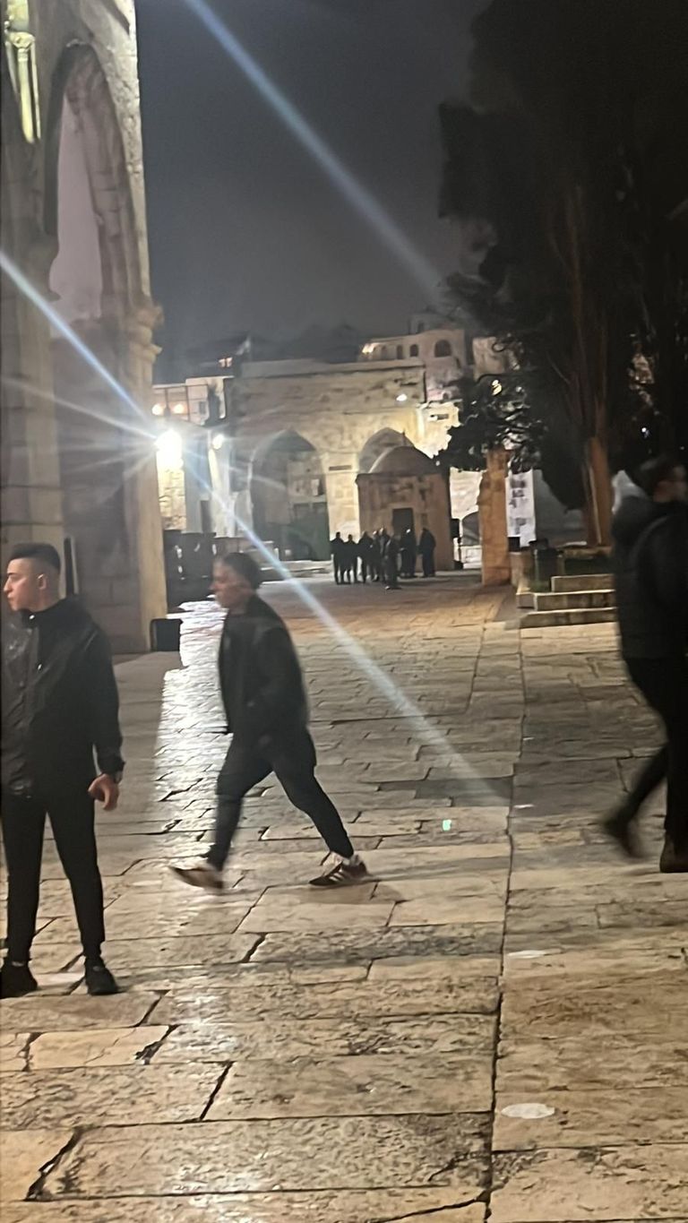 جانب من إخلاء المعتكفين من المسجد الأقصى